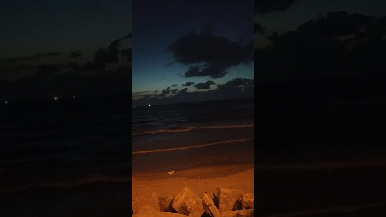جلسة هادئة على شاطئ بحر غزة 🇵🇸