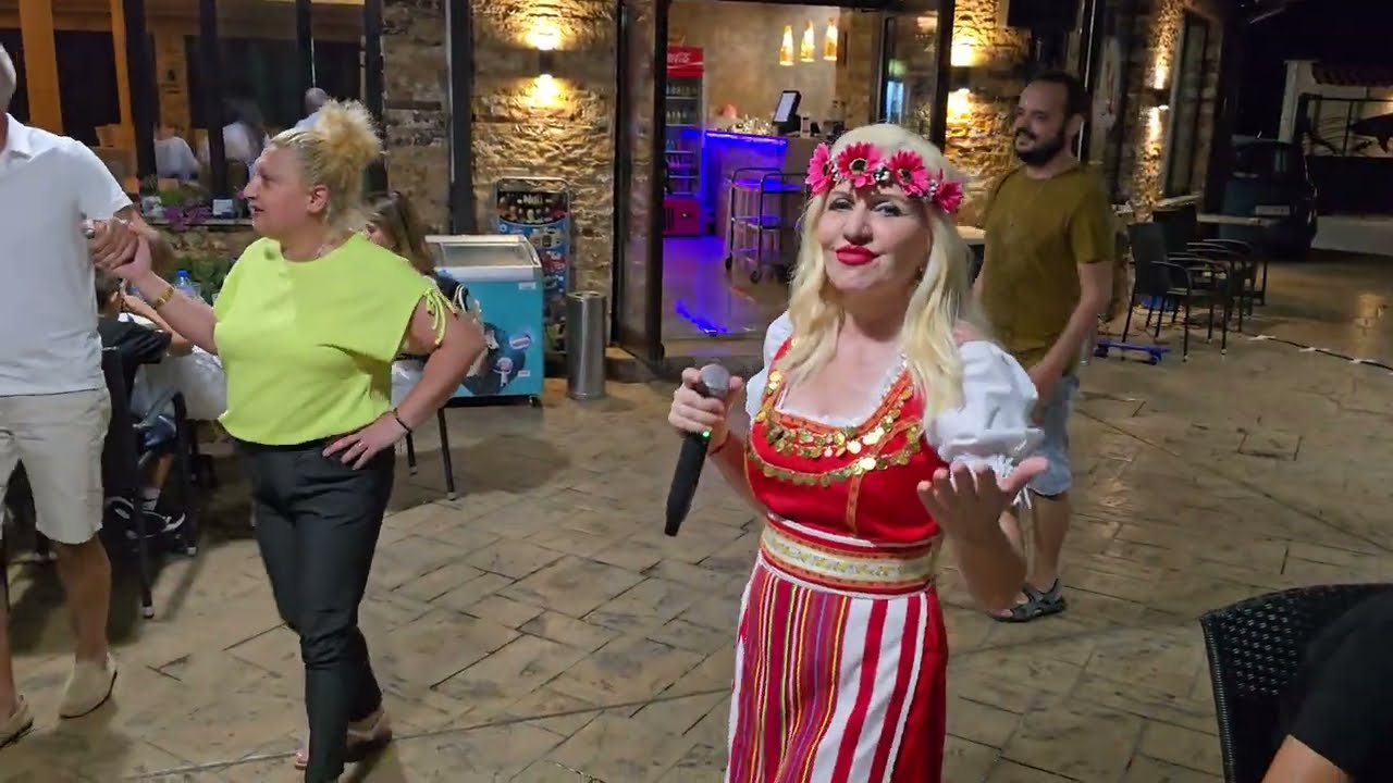 Екстра Нина -Хороводна китка/ Комплекс BLACK SWAN Swimming pool&Restaurant /Мечкарево
