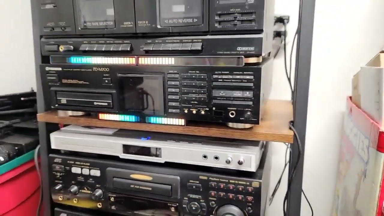Vinage Pioneer CT-F6262 Cassette Deck with Sanyo 2050 receiver playing HongKong superstar Faye Wong 