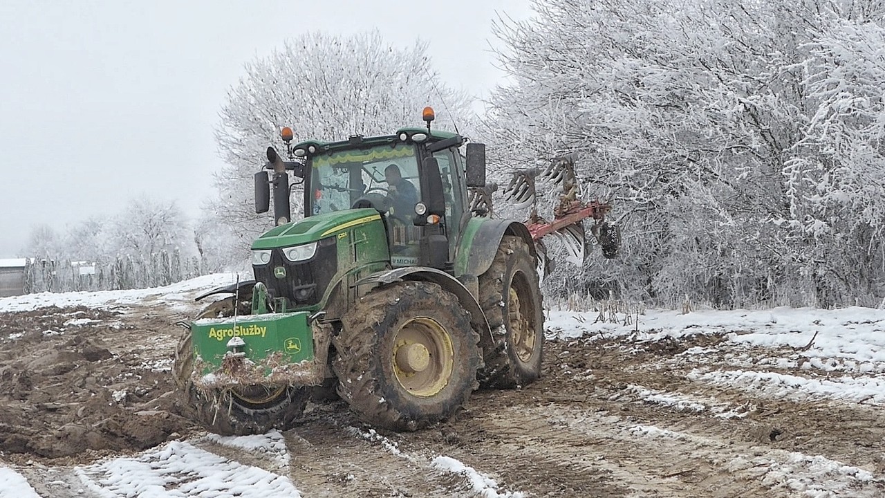 Сложная зимняя вспашка на склоне и в грязи с трактором John Deere 6250R и плугом Pöttinger Servo 35