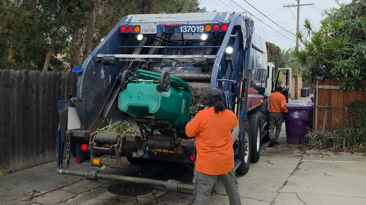 City of Long Beach: Fast CCC Let2 New Way Rear Loader Garbage Truck Packing Thursday Organics!!