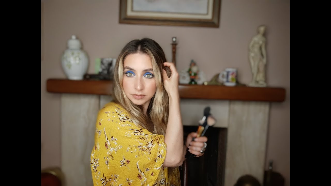 70's inspired blue eyeshadow makeup