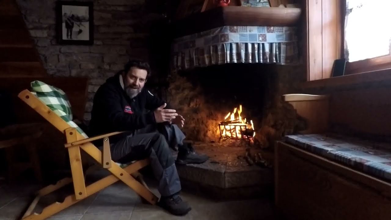 La situazione!Spiego davanti al caldo camino. The situation!I explain in front of the warm fireplace