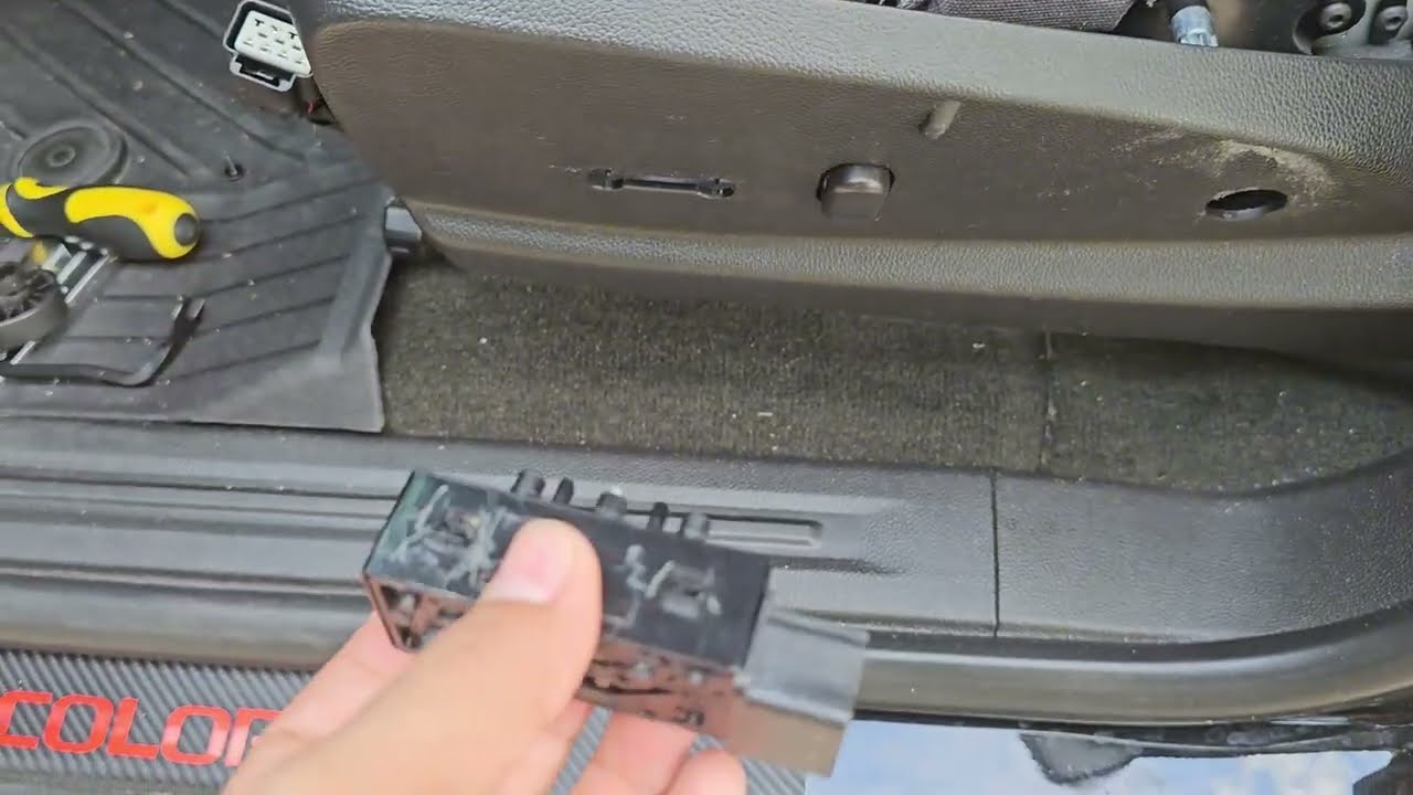 Remplazo del control switch del asiento del conductor en una colorado 2018 rápido y sencillo 