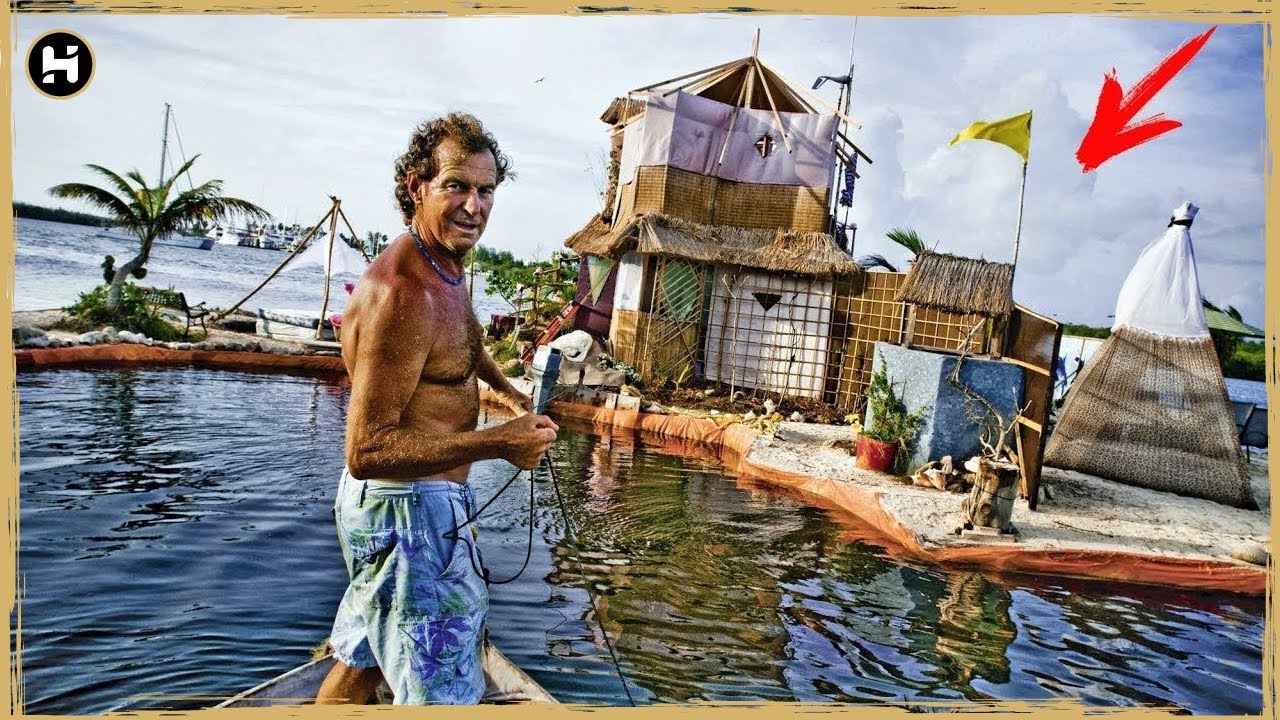 Um homem construiu uma ILHA privada com 150.000 garrafas e se mudou para lá. Isso é o que parece