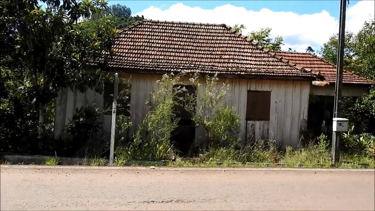 CONFESSO  QUE NUNCA VI TANTA COISA ANTIGA DENTRO DE UMA CASA ABANDONADA