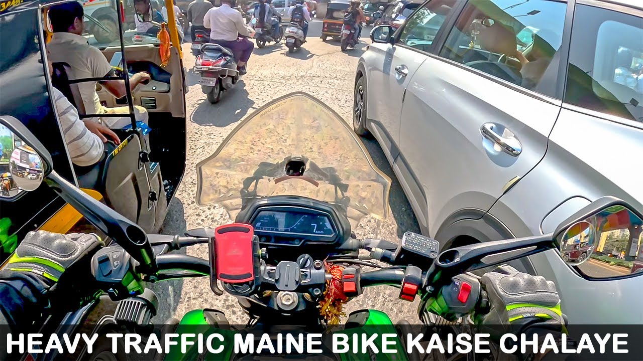 Heavy Traffic Maine Bike Kaise Chalaye Practical | How To Ride A Bike in Hindi