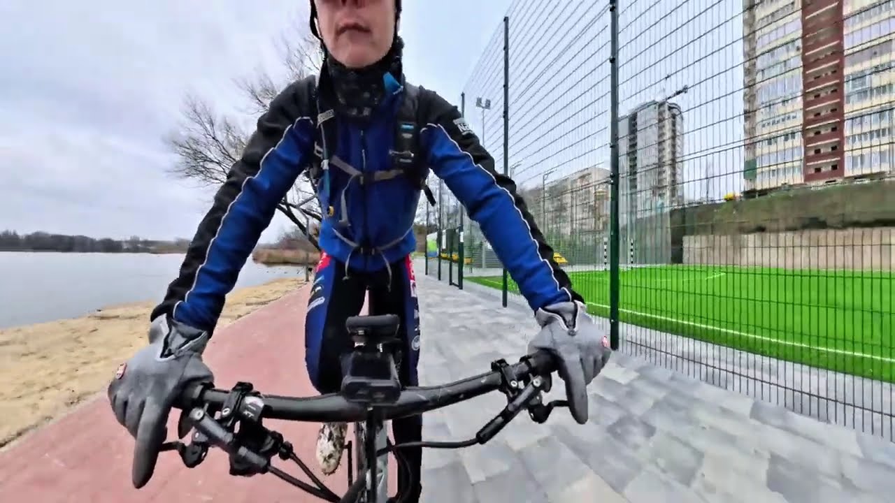 После глубоких водных процедур, едем рассматривать невероятный домик на дереве на берегу реки Уды.