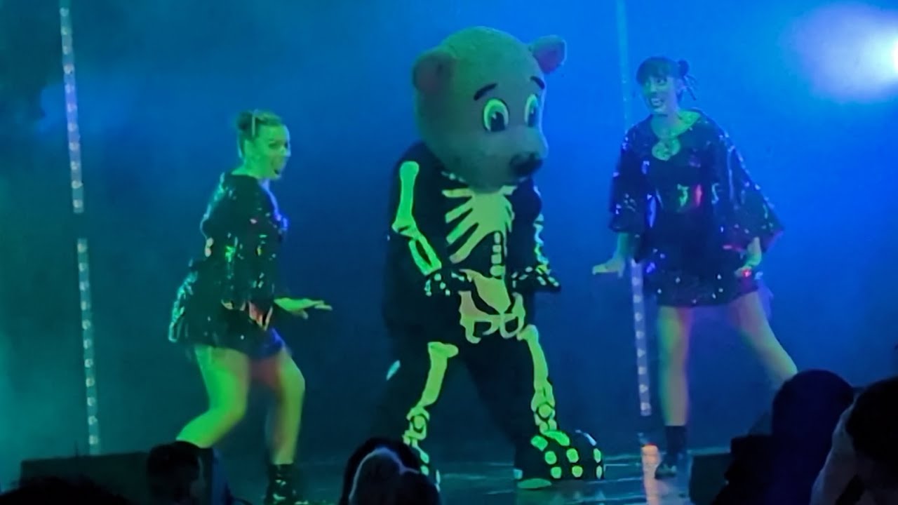 Billy's Bone-Shaker Party ☠️ 🐻 #butlins #skegness #fullshow #halloween #bone #party #billybear