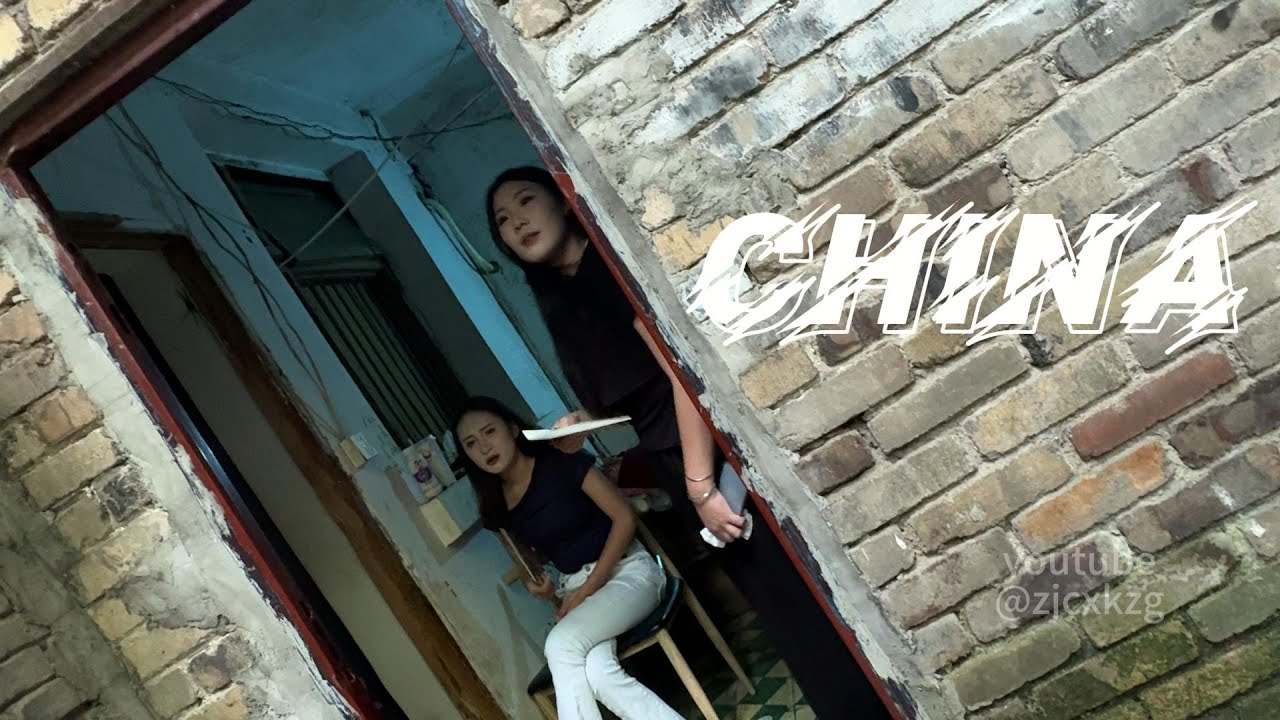 Visiting the old community of Guanyinqiao Urban Village in Chongqing
