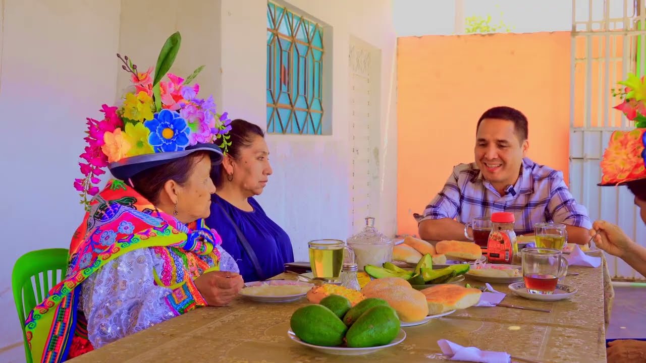 Con Lucho en la mesa conversando con Mujeres Moqueguanas