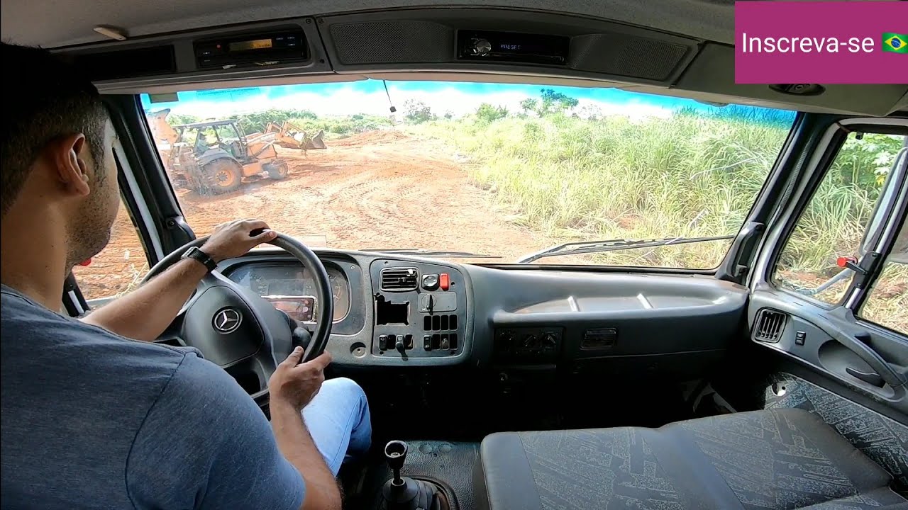 Carregando cascalho na caçamba. (Caminhão Mercedes Benz atron 2729)