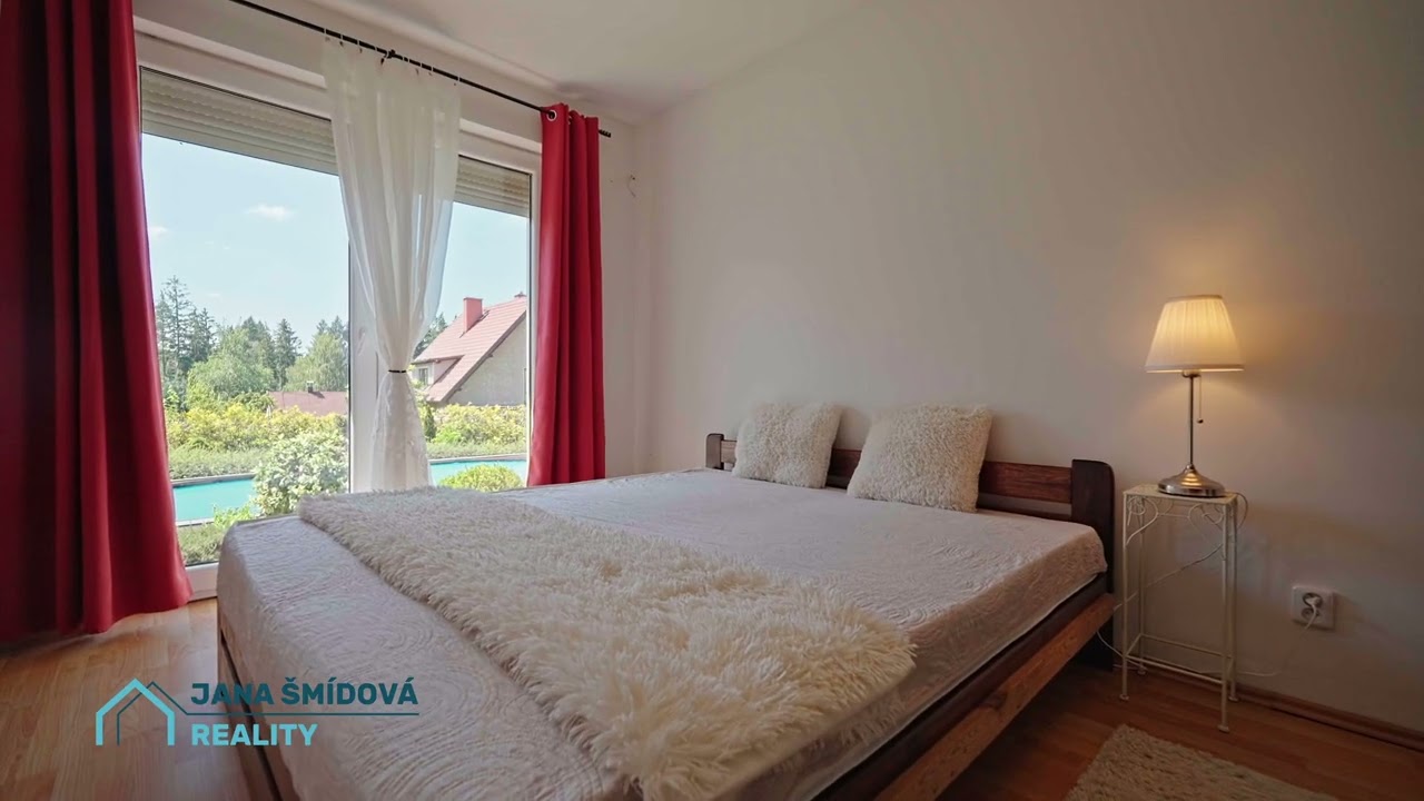 Prodej rodinného domu, dispozice 4+kk, garáž, bazén, pozemek 1 920 m², Vyžlovka