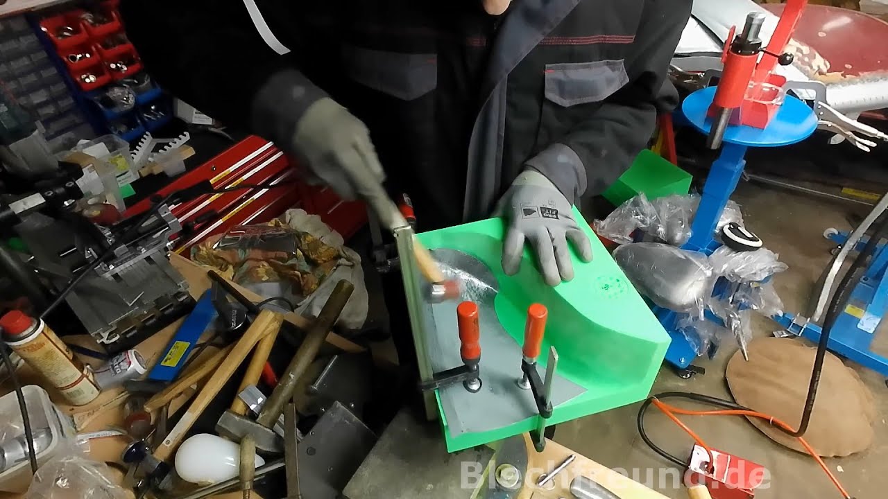 Blechbearbeitung –  4 Das selbst tiefgezogene Kniestück mit der 3D-Druck Klopfform anpassen