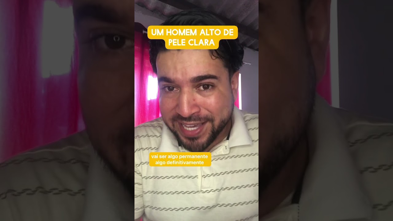Um homem alto de pele clara 