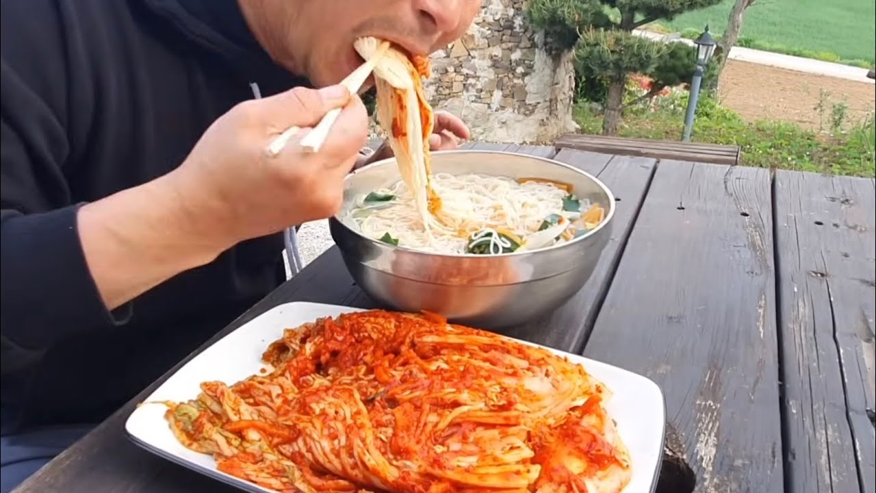 Все, что вам нужно — это одно вкусное кимчи с лапшой~^^
