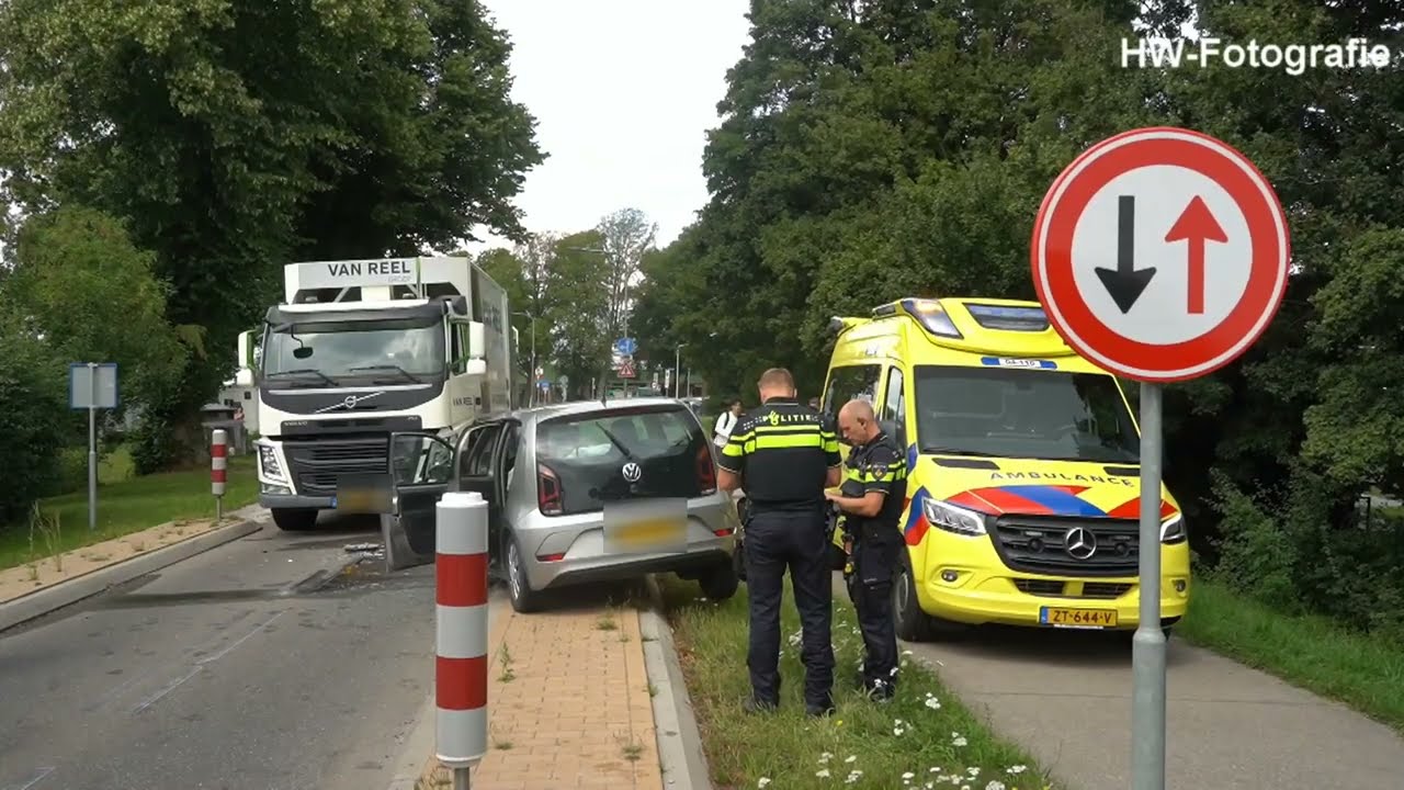 Auto botst op vrachtauto op Zwartewaterweg in Hasselt
