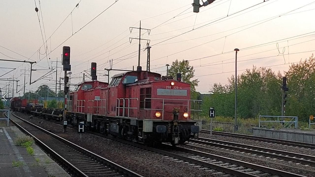 Грузовой поезд BR 298 с двойной тягой на станции Берлин-Шенефельд