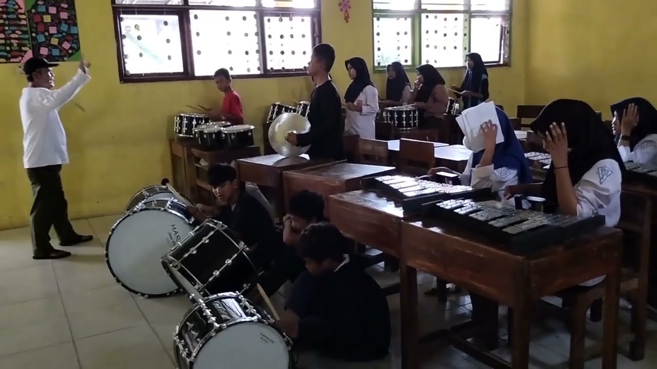 LATIHAN DRUMBAND LAGU RUNTAH