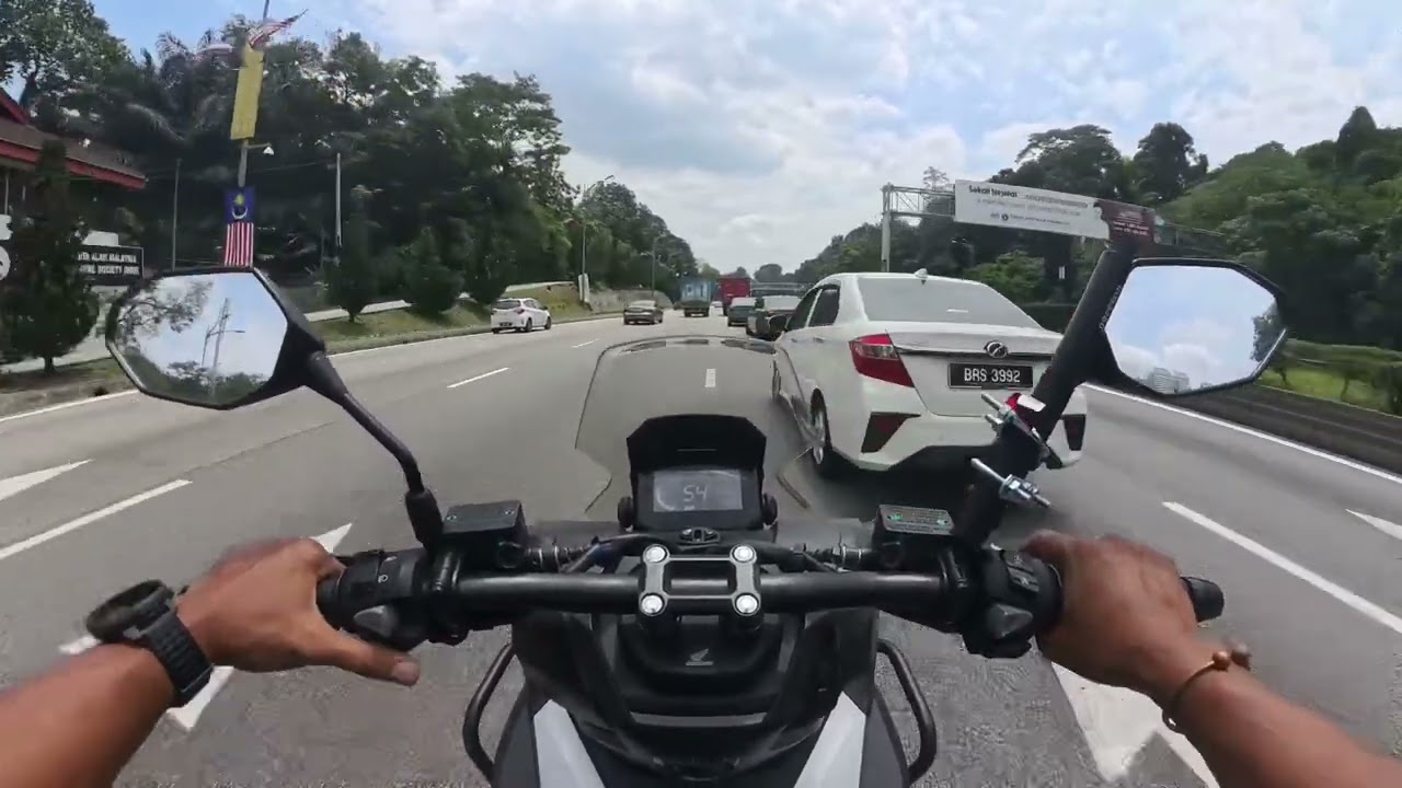 Motorcycle park in KLCC - semoga video ini memberikan manafaat penunggang motor ke KLCC