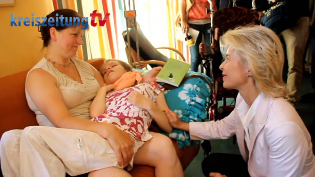 Sozialministerin Ursula von der Leyen besucht Kinderhospiz 