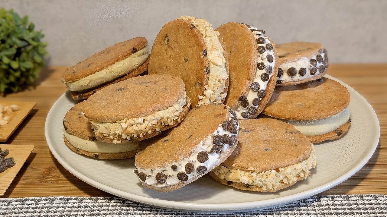 I JUST KNOW THAT THESE ICE CREAM SANDWICHES ARE EASY TO MAKE WITHOUT EGGS WITHOUT A MACHINE
