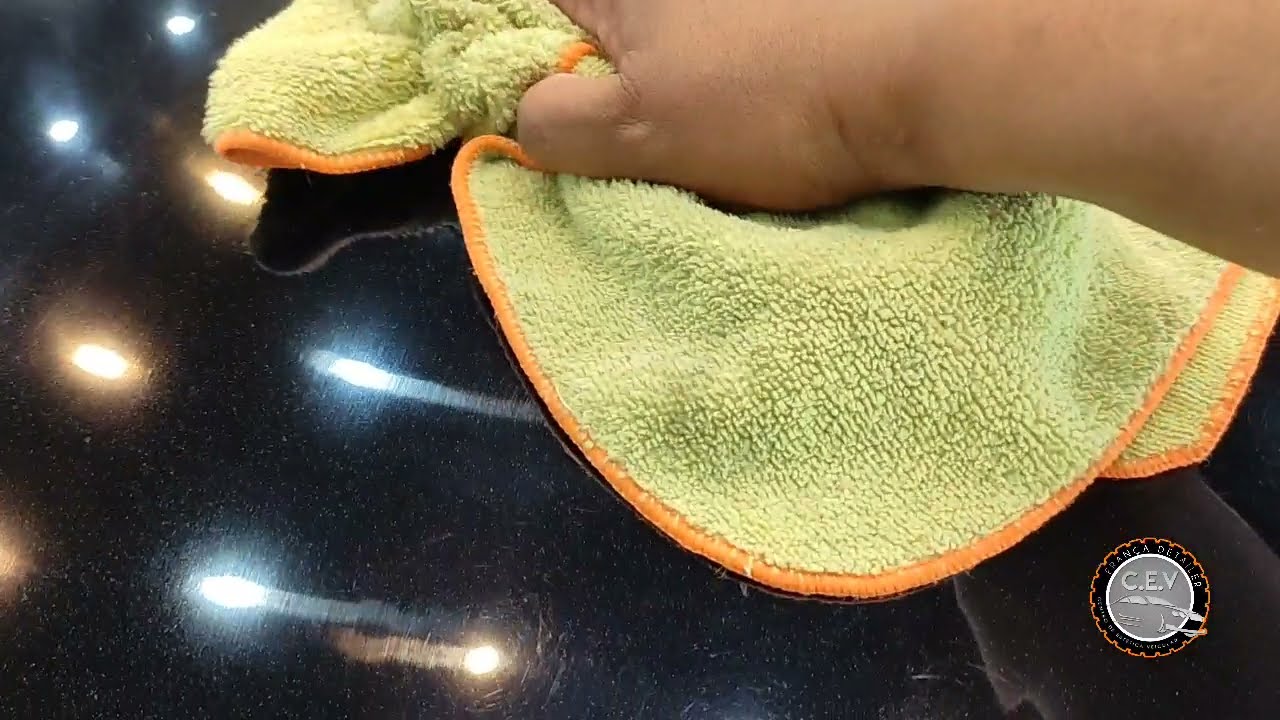 Como tirar pulverização de tinta da pintura do seu carro
