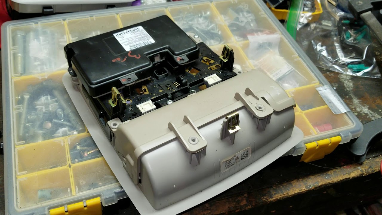 Overhead Console Removal - 2005-2010 Jeep Grand Cherokee (WK)