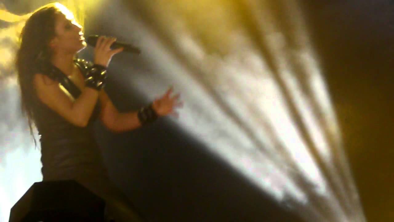 Malú canta 