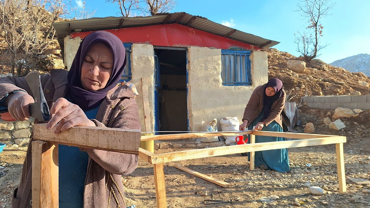 Необыкновенное мастерство кочевой матери: она построила сказочную кровать для своих трех маленьких а