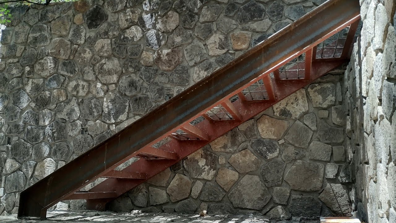 ESCALERA RECTA CON CANAL U