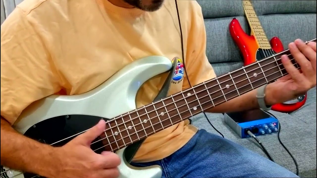 Music Man Stingray 5 VS AXL Player Deluxe