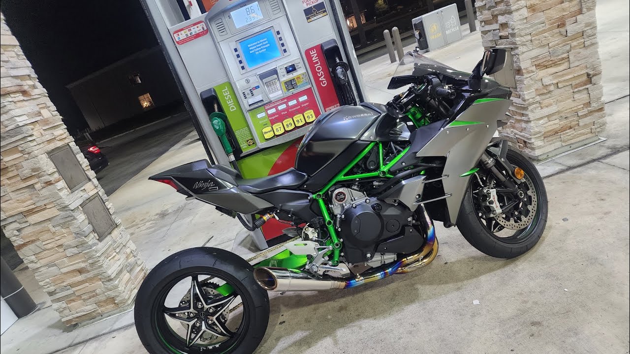 Suzuki Hayabusa destroys Cocky Ninja H2 rider