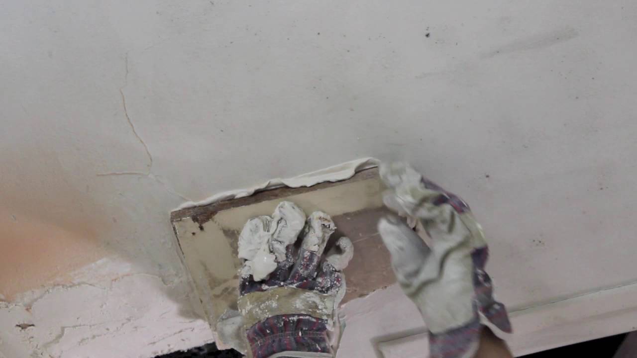 COMBLER UN TROU DANS UN PLAFOND EN PLATRE