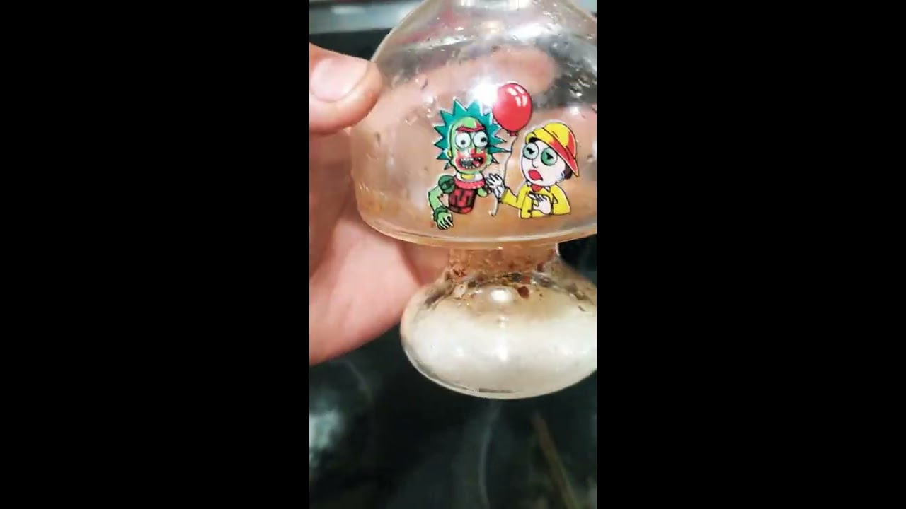 Quick video on HOW TO CLEAN YOU WAXXED UP BONG/WATER PIPE🤘🏻😁