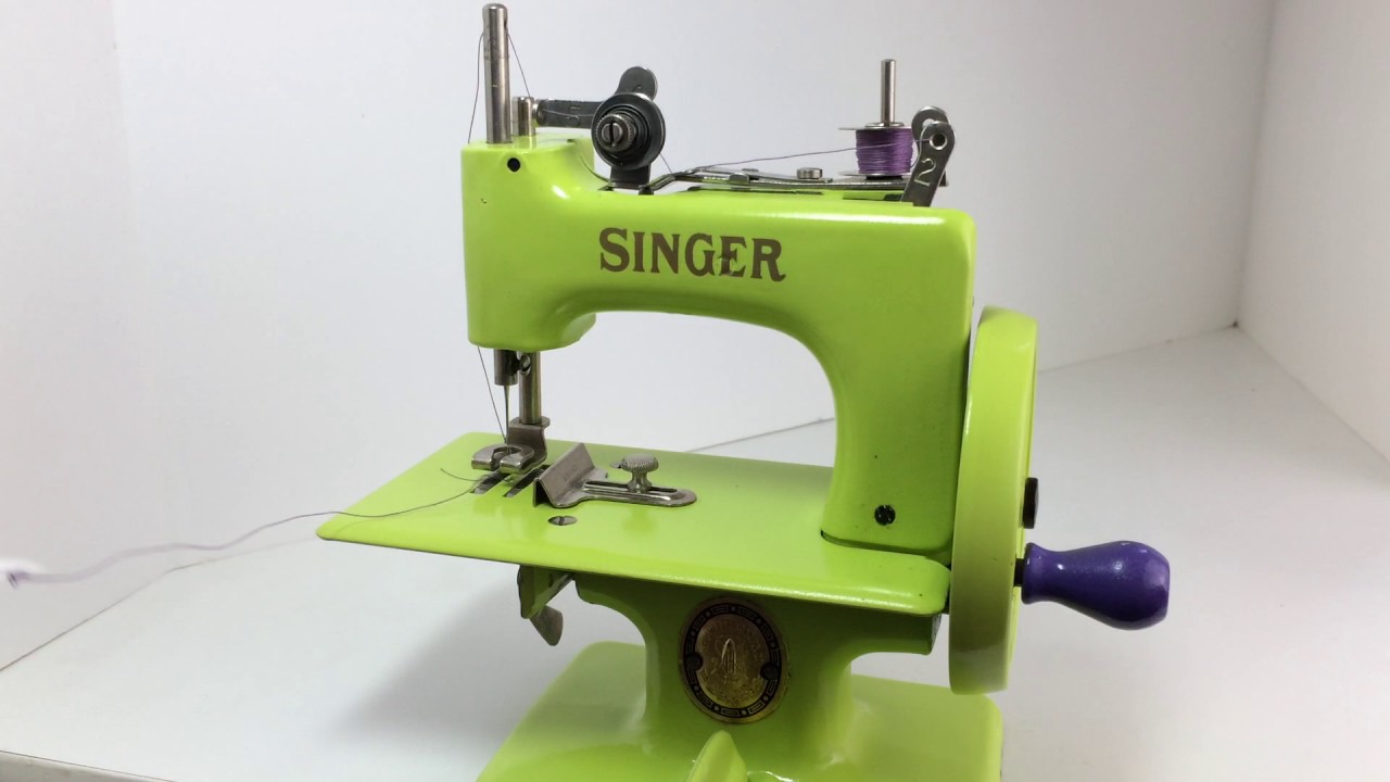 Singer Sewhandy 20, vintage hand crank toy sewing machine