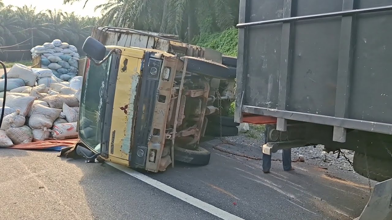 EVAKUASI-NIAT MENCARI NAFKAH DIATAS RODA TAK DISANGKA TRUK TERJADI INSIDEN