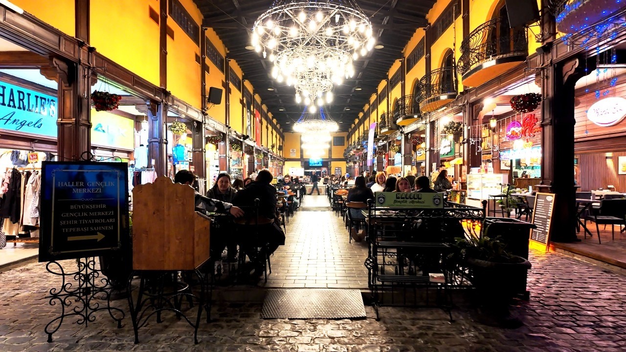 Eskişehir'de Akşam Gezmesi - Evening Stroll Around Eskisehir 