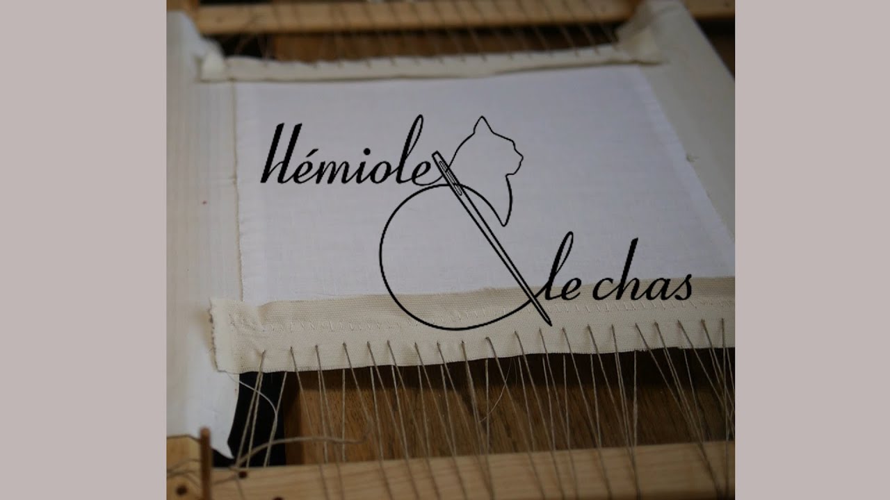 Tendre sa broderie sur un métier.