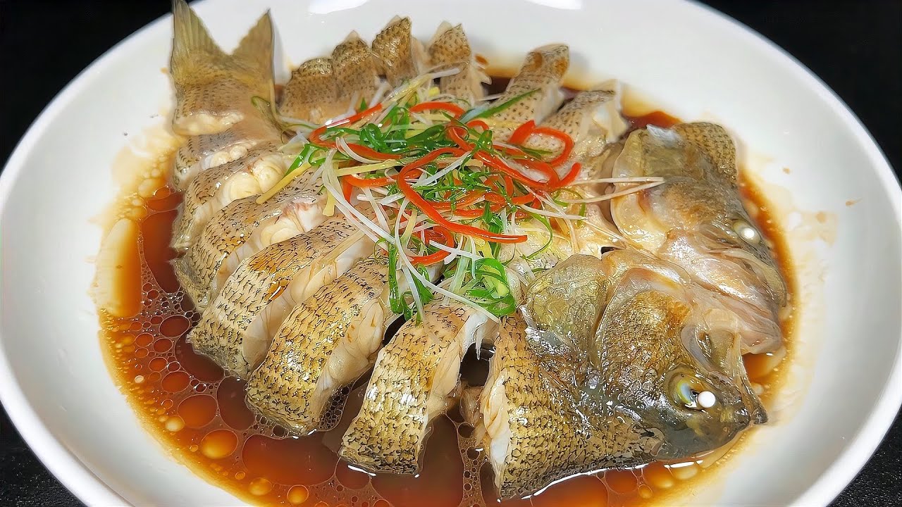 做清蒸鲈鱼时，切记别直接下锅蒸，教你一招，肉质鲜嫩，不腥不柴 #美食 #家常菜 #营养汤 #春季食谱 #素菜