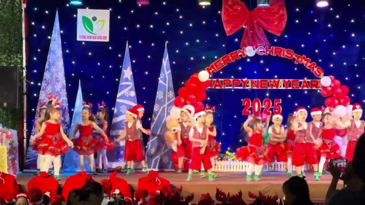 #26. Sâu diễn văn nghệ nhân dịp noel ở trường mầm non