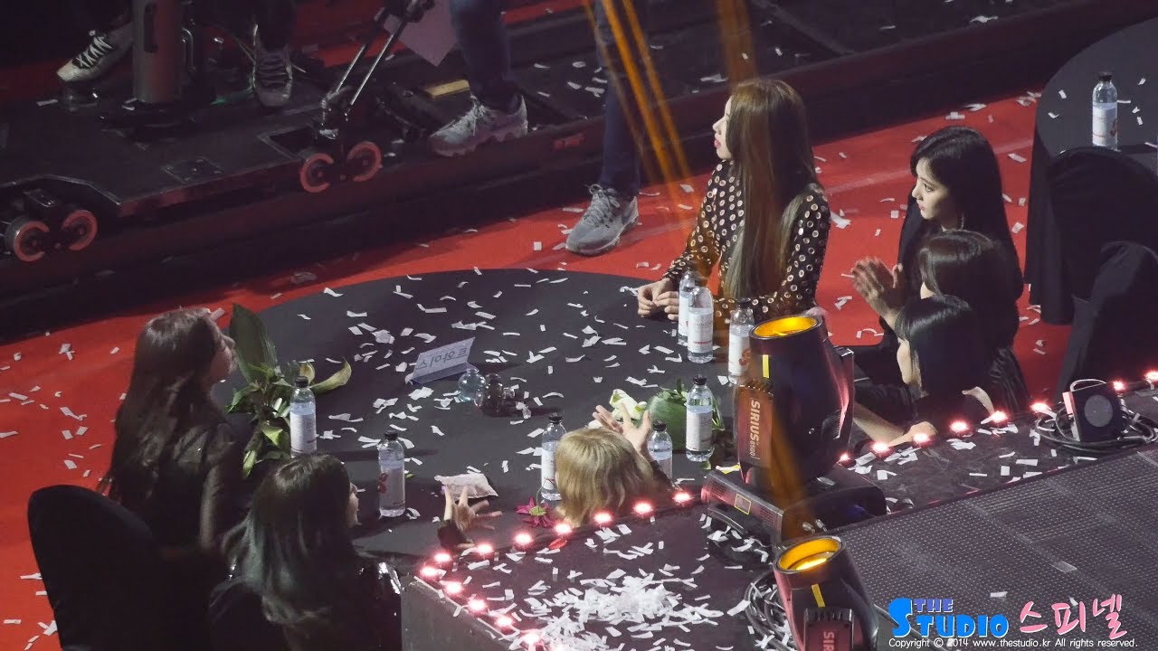 180214 트와이스 '워너원 (WannaOne) 4분기 음반상 수상' 가수석 직캠 TWICE Reaction fancam (가온차트 뮤직어워즈) by Spinel
