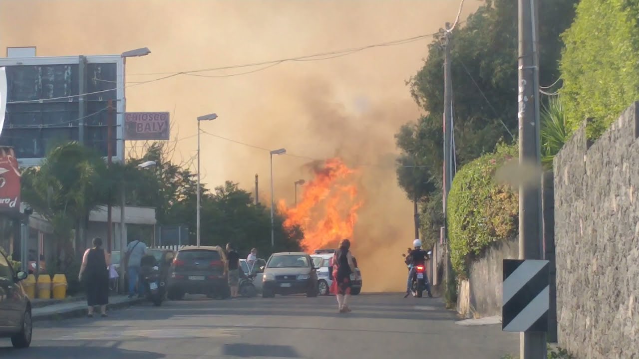 gravissimo incendio zona Gravina di Catania (CT)