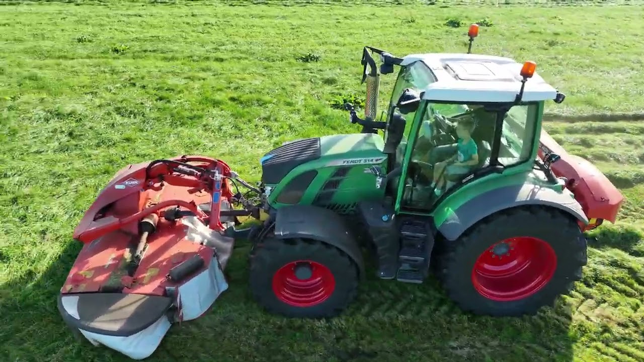 Fendt 514 Vario met Kuhn maaiers