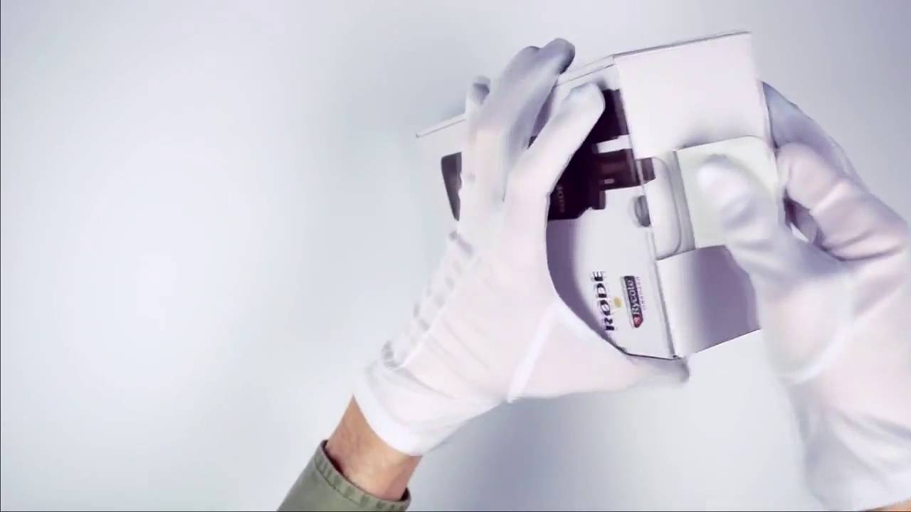 unboxing-Mikrofon-wei&szlig;e Handschuhe