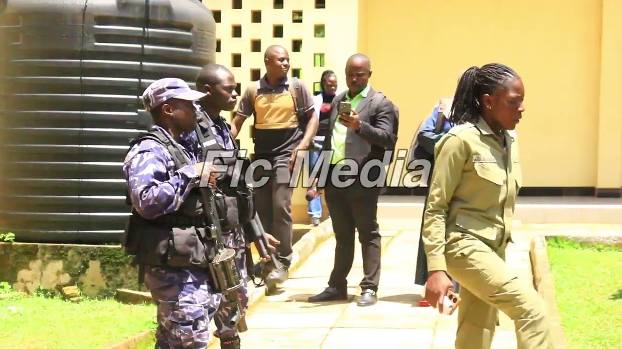 Police yeezobye naba NUP mukubafulumya Court premises ngabaganye. Nsubuga Papito naye alugendeddemu