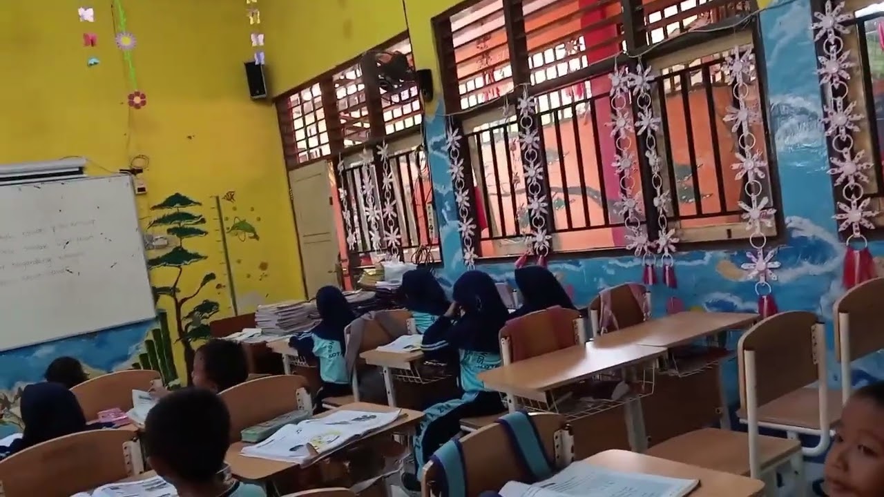 Anak anak kelas 1 menyanyikan 