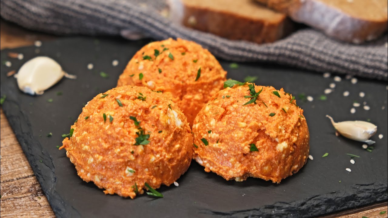 Салат Урнебес с жареным перцем и сыром Фета - Сербская кухня