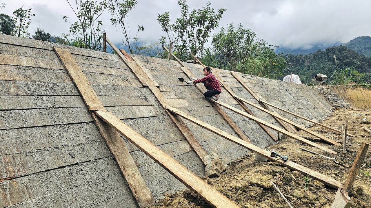 The girl built a sturdy pond embankment in this way./ ban thi diet