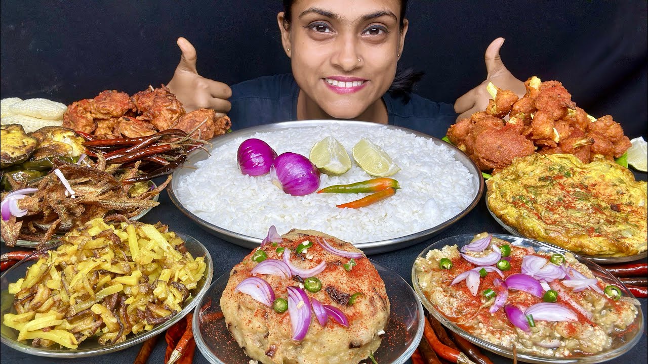 Panta Bhat Aloo Bhorta Baingan Bhorta Gobhi Pakoda Onion Pakoda Egg Omelette Aloo Bhaja Eating